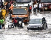 मुंबई में भारी बारिश, सड़कों पर भरा पानी, लोग परेशान