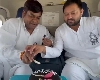 हेलीकॉप्टर में तेजस्वी यादव की केक पार्टी, 200 जनसभाएं करने पर मुकेश सहनी ने दिया सरप्राइज