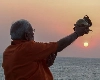 प्रधानमंत्री मोदी ने सूर्य अर्घ्य दिया, जप माला लेकर ध्‍यान मंडपम का चक्कर लगाया