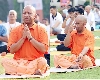 भगवा टीशर्ट में नजर आए CM योगी, योग दिवस पर किया प्राणायाम