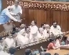 Pm modi : वेल में नारेबाजी कर रहे कांग्रेस सांसदों को PM मोदी ने पिलाया पानी