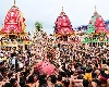 पहांडी अनुष्ठान के बाद भगवान जगन्नाथ, बलभद्र, देवी सुभद्रा रथों पर सवार