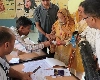 हिमाचल में वोटिंग को उत्साह, ऑक्सिजन सिलेंडर के साथ वोट डालने पहुंचीं महिला