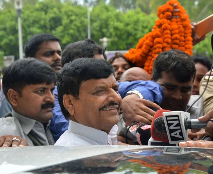 Shivpal axe 7 close confidants of Akhilesh: Fight in the SP clan in UP intensify