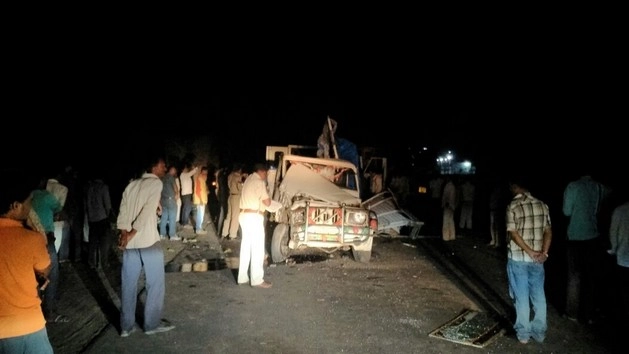 10 killed,18 injured in jeep-truck collision in Ujjain