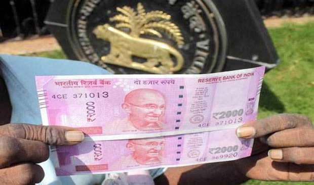 Rs 2000 fake currency appears even before it reaches public