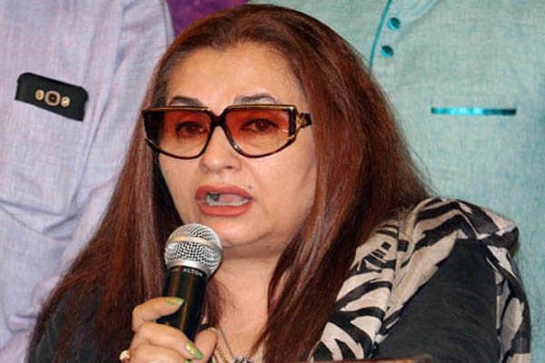 Salma Aga ridicules Triple Talaq; terms demonetisation a bold step