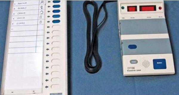 Delhi Governor and CM Kejriwal cast their vote in MCD polls