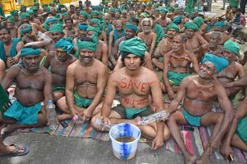 After Nude protest, rat in mouth, TN farmers attempt to drink urine