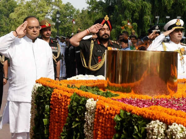 Jaitley, Armed Forces' Chiefs pay tributes to Kargil martyrs