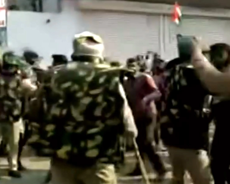 Tension at Delhi’s Singhu border as locals clash with protesting farmers, SHO injured (Video)
