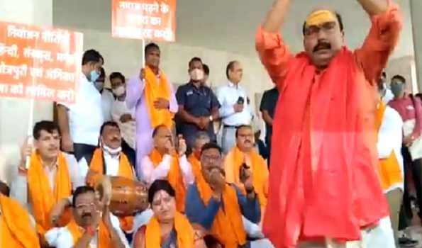Row over allocation of room for performing Namaz: BJP MLAs perform 'Bhajan-Kirtan' outside Jharkhand Assembly