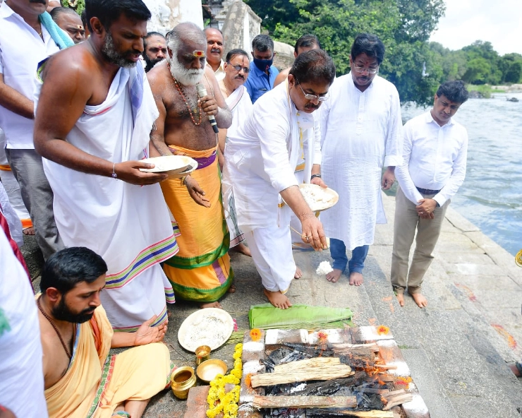 Karnataka govt immerses unclaimed ashes of Covid victims in River Cauvery as per Hindu traditions (PICS)