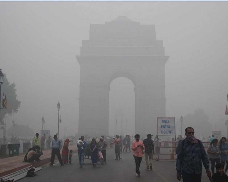 Delhi's AQI plunges to 'hazardous' category, people complain of itchy throat and watery eyes