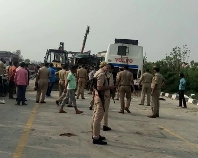 UP: Bus swerves to avoid stray cattle, collides with truck in Barabanki, 12 killed, many injured