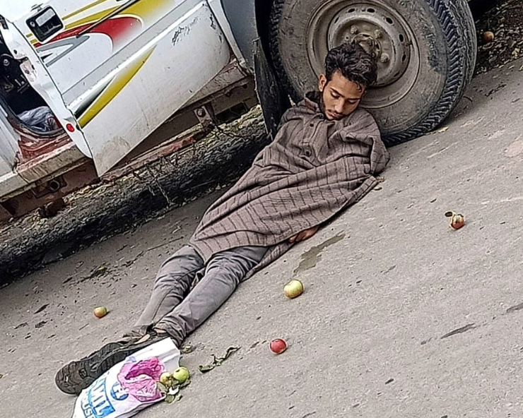 Apple seller killed in Kashmir crossfire
