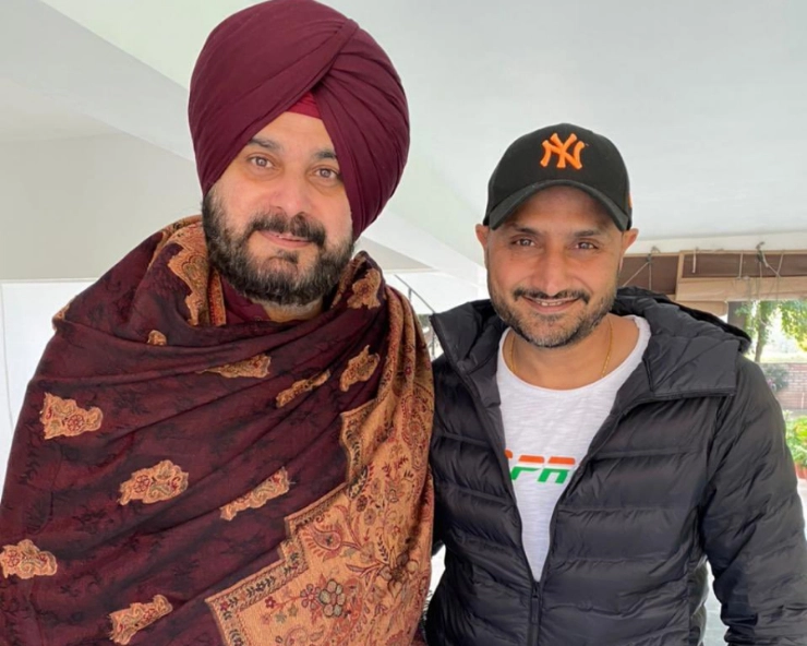 Speculations of Bhajji joining Congress as Navjot Singh Sidhu shares picture with Harbhajan Singh