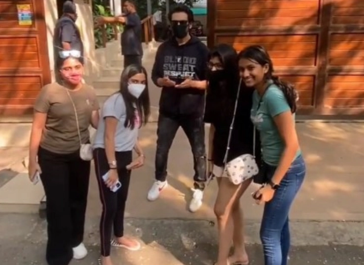 VIDEO: ‘Kartik Aaryan, please come’: 'Dhamakedaar' actor meets female fans who screamed his name outside his home