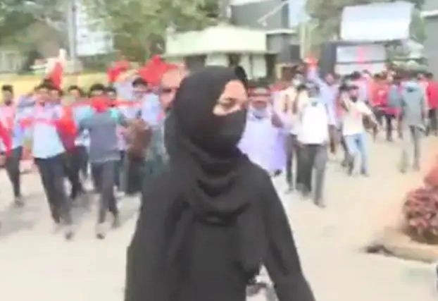 Hijab wearing girl heckled by Saffron shawl clad boys; Mehbooba-Omar slams Karnataka authorities