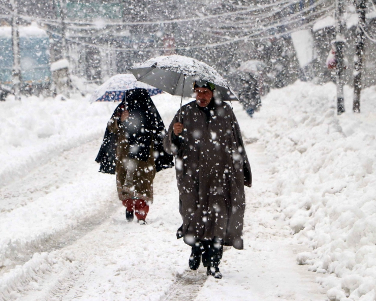 Heavy snow shuts roads, hits flights, defer exams in Valley. PHOTOS and VIDEOS