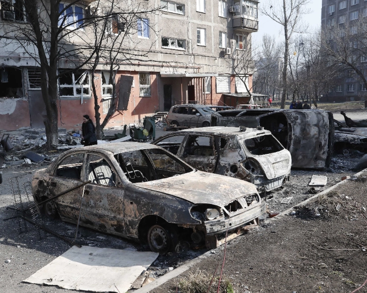 Mariupol: Three people describe how they escaped from 'hell'