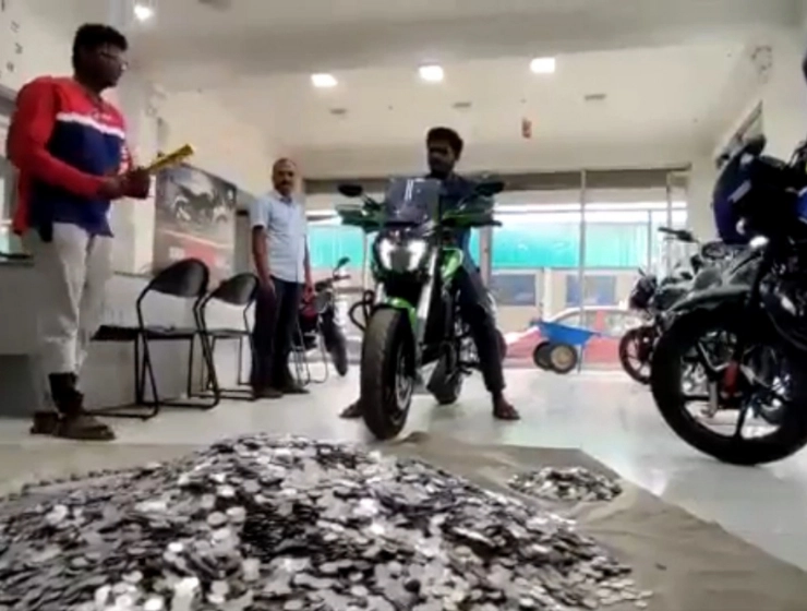 PHOTOS: Tamil Nadu youth collects Re 1 coins for 3 years to buy dream bike of 2.6 lakh, showroom took 10 hours to count them