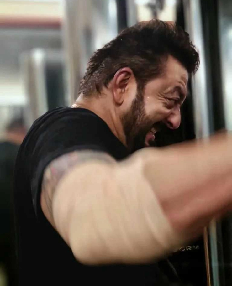 Sanjay Dutt shared his unleashed gym dedication picture, his old friend Suniel Shetty commented