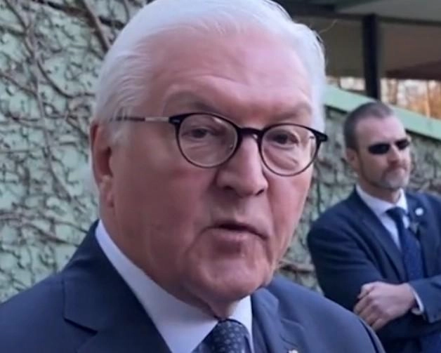 German president Steinmeier left waiting at plane door for 30 minutes at Doha airport