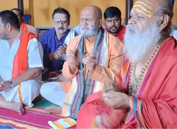 Loudspeaker row reaches Karnataka, Hindu groups chant Hanuman Chalisa, Suprabhata hymns against Azaan