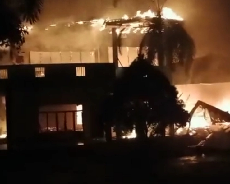 Sri Lanka crisis: Protesters torch several leaders' homes, MP killed, outgoing PM Mahinda Rajapaksa evacuated by troops (VIDEO)