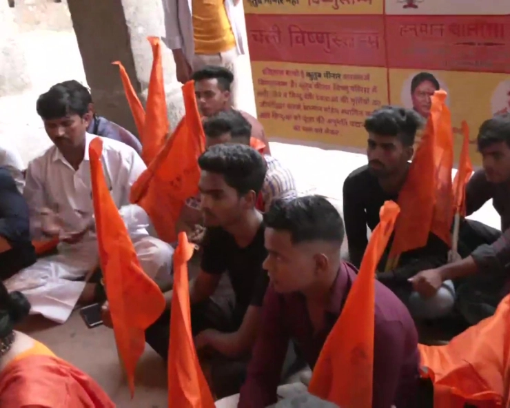 Hindu group members chants Hanuman Chalisa at Qutab Minar, demand renaming it to Vishnu Stambh, detained