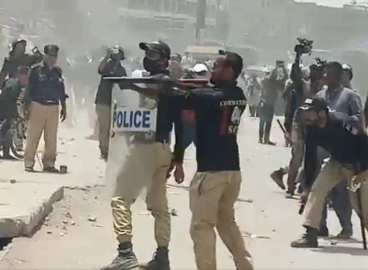 VIDEOS: Police baton charge residents protesting against loadshedding in Karachi