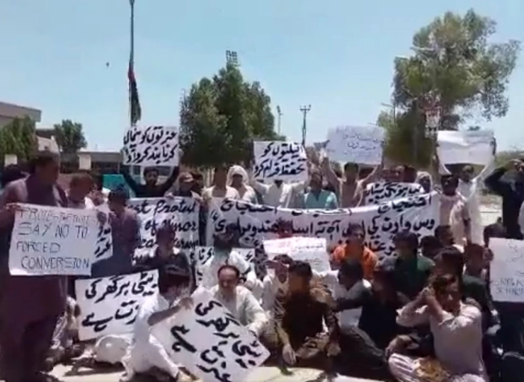 Pakistan: Hindus protest in front of Zardari House in Nawabshah against ‘abduction’ of their girl, Police says she eloped with Muslim boy