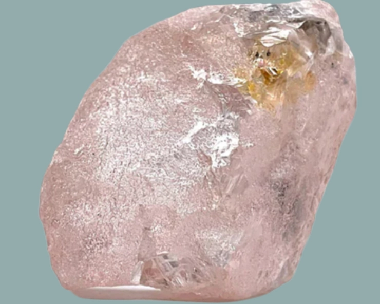 Lulo Rose: Largest pink diamond in 300 years found in Angola - BBC