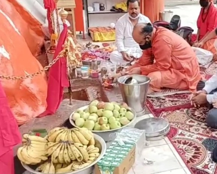 Chhari Mubarak taken to Sharika Bhawani temple in Srinagar to pay obeisance