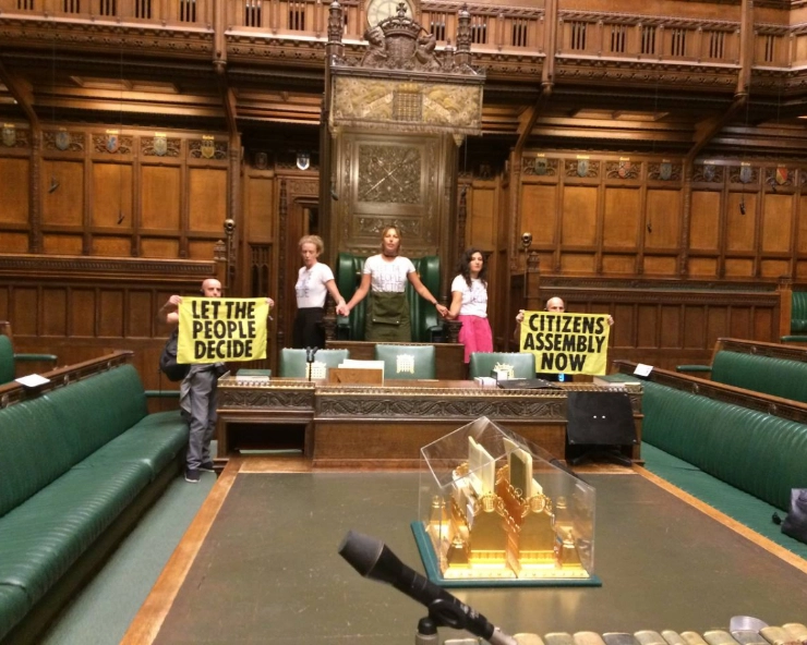 UK: Climate protesters glue themselves inside Parliament