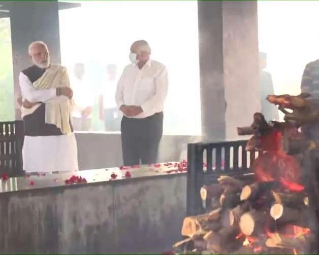 PM Modi performs last rites of mother Heeraben