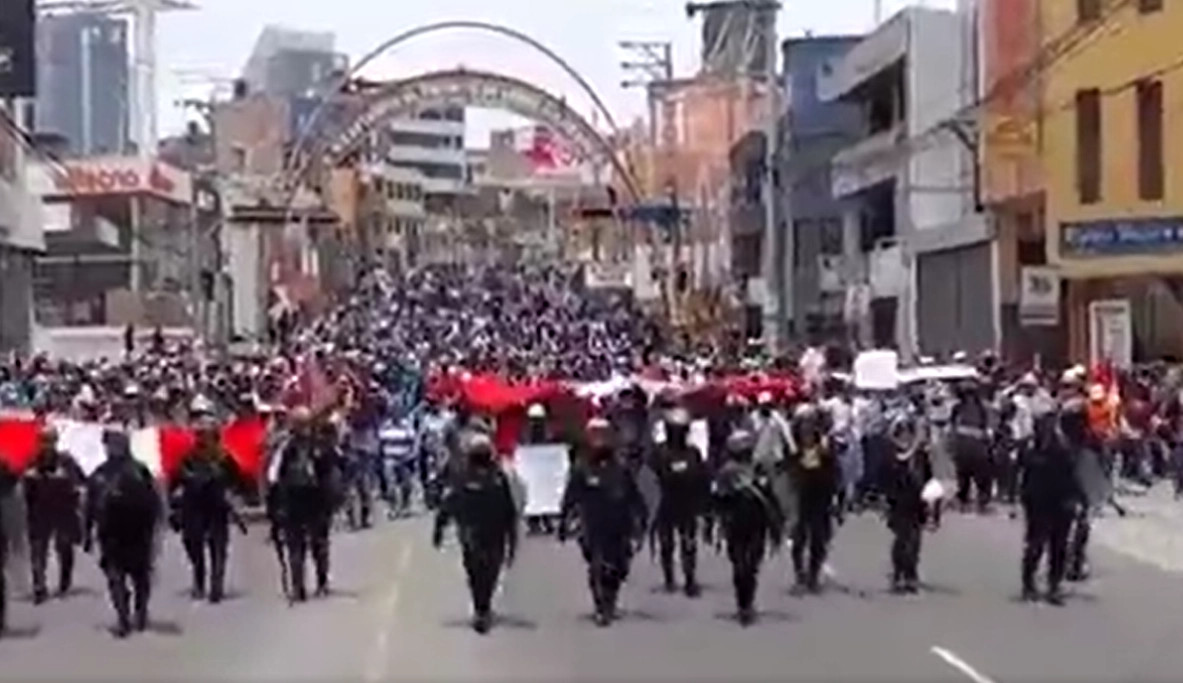 Peru: Dozens injured in protests near airport