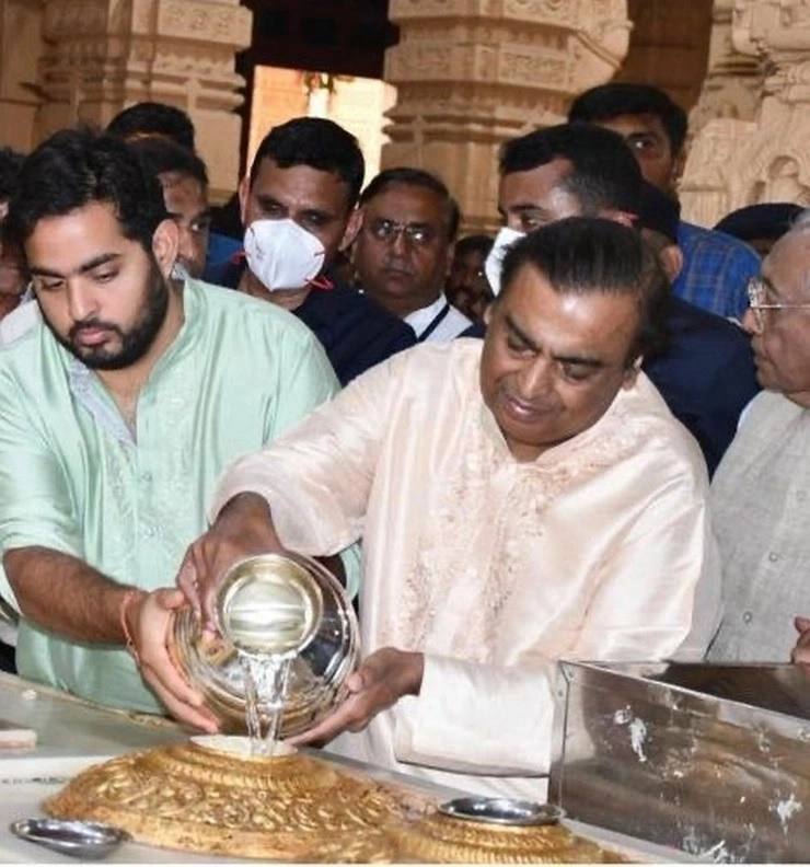 Industrialist Shri Mukesh Ambani and son Shri Akash Ambani visit Somnath on the occasion of Mahashivratri