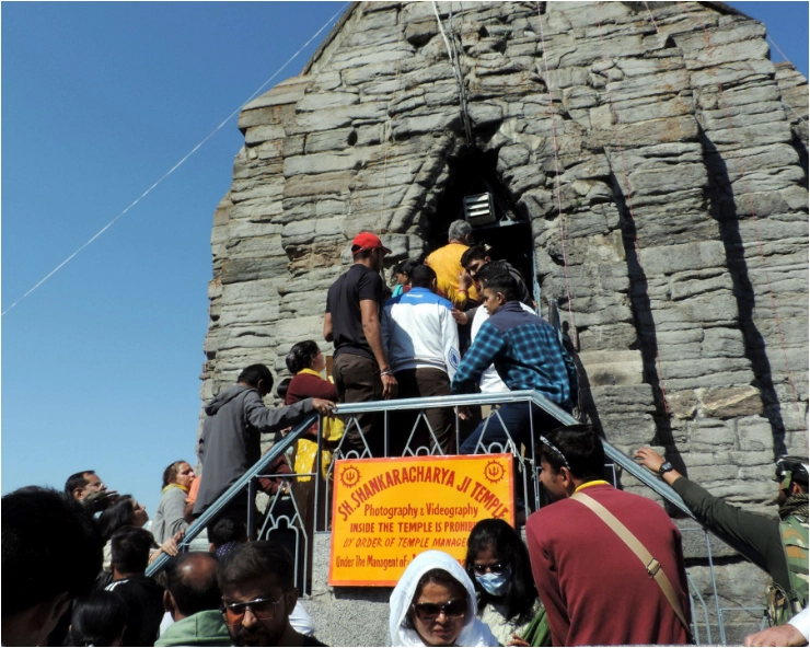 Devotees throng Shankaracharya temple in Srinagar to pay obeisance