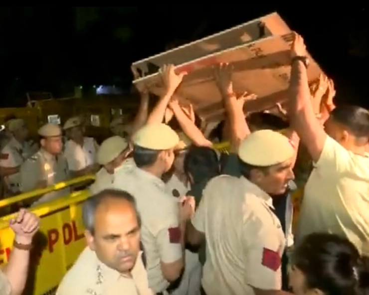 VIDEO: Scuffle breaks out between protesting wrestlers and police at Jantar Mantar