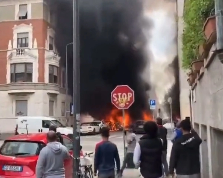VIDEO: Several vehicles in flames after explosion in central Milan