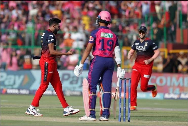 RCB bowler Mohammad Siraj celebrates taking wicket of RR player Yashasvi Jaiswal