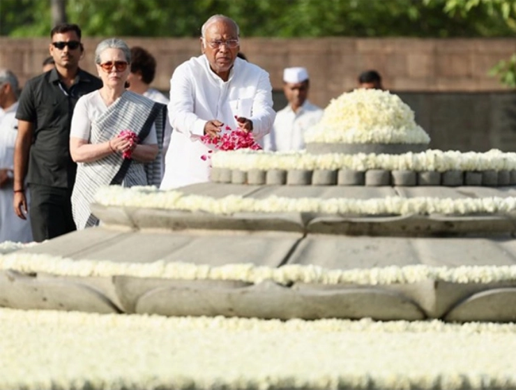 Congress chief Mallikarjun Kharge, Sonia Gandhi pay homage to Rajiv Gandhi on his death anniversary