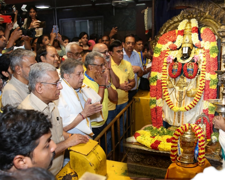 CSK team keeps IPL Trophy before Lord Balaji, seek blessings