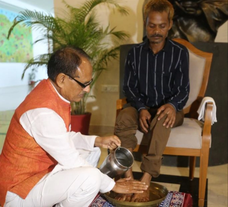 Shivraj Singh Chouhan washes Sidhi victim feets