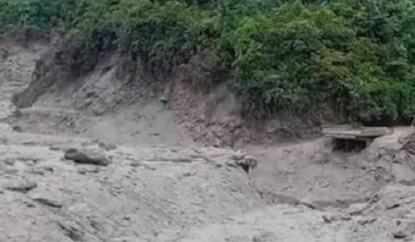 Colombia landslide kills 15, blocks major highway (VIDEO)