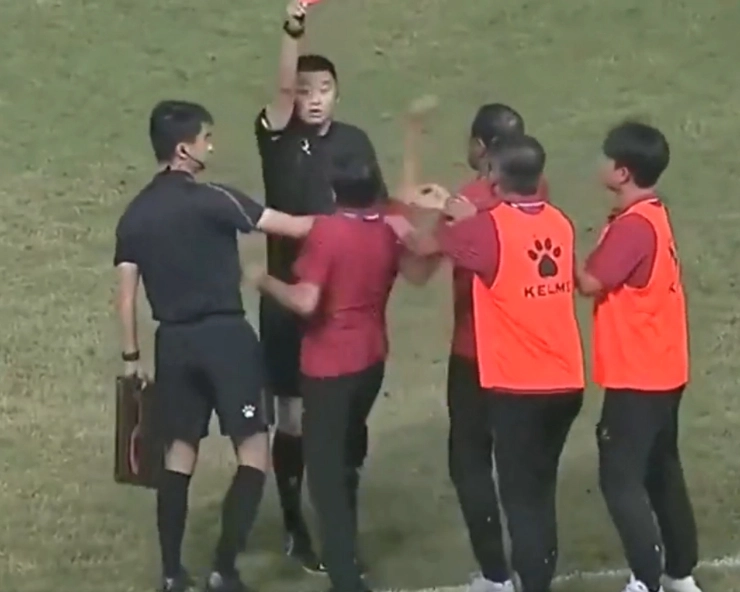 Chinese football coach slaps referee for showing red card