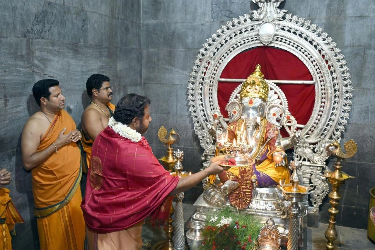 A 1700 kilo silver idol of Sri Sakthi Ganapathy consecrated with a unique crown studded with world's largest cat's eye Stone