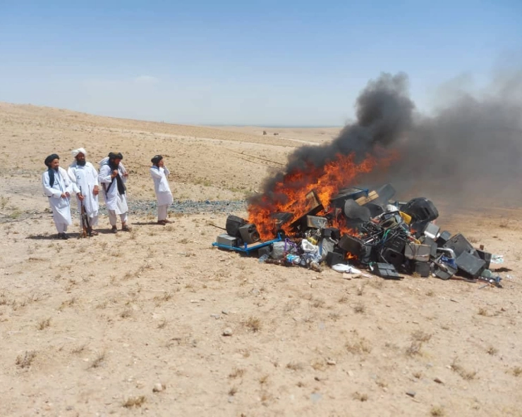 Afghanistan: Taliban burn musical instruments